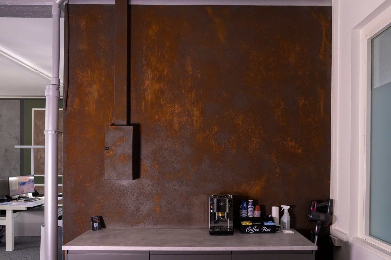 Rostoptik an einer Wand im Showroom