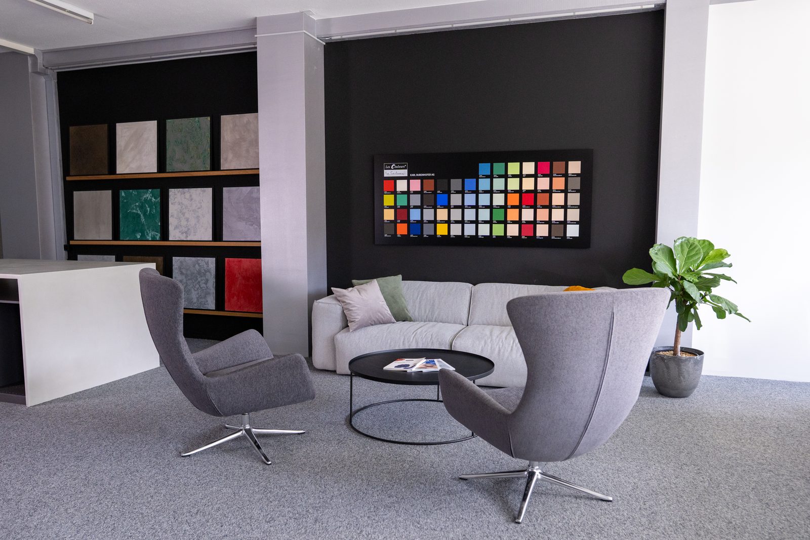 Beratungsecke mit Musterwand und Farbtafel