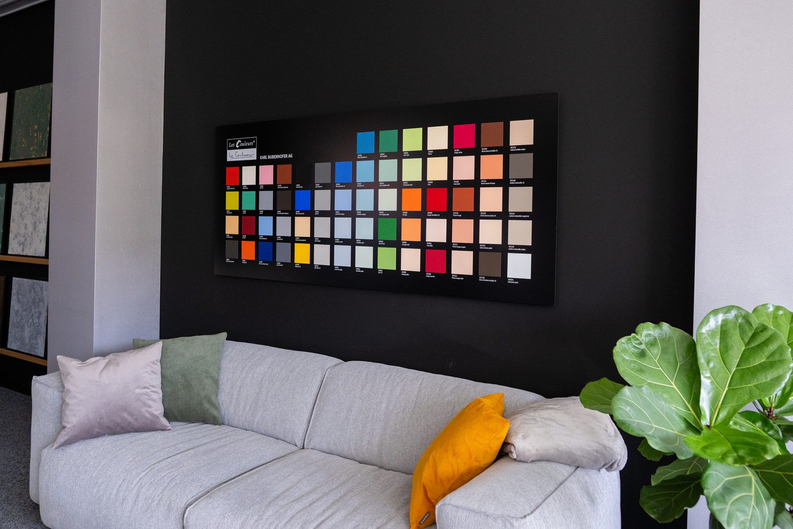 Lounge mit Farbtafel im Showroom