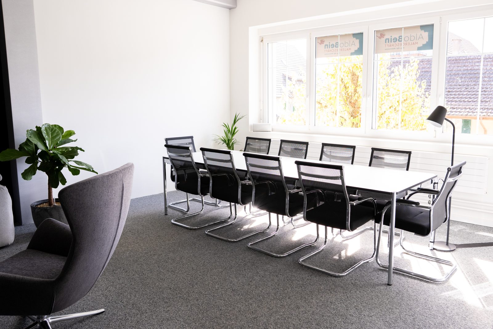 Heller Besprechungsraum im Showroom