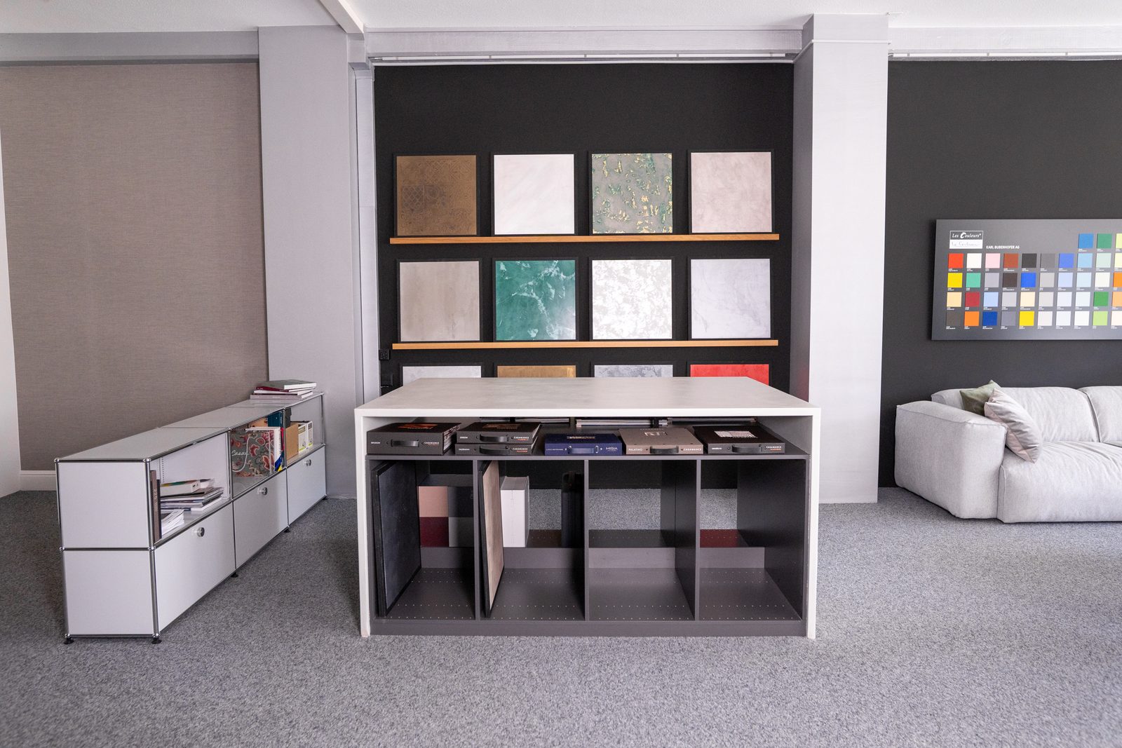 Musterwand und Materialregal