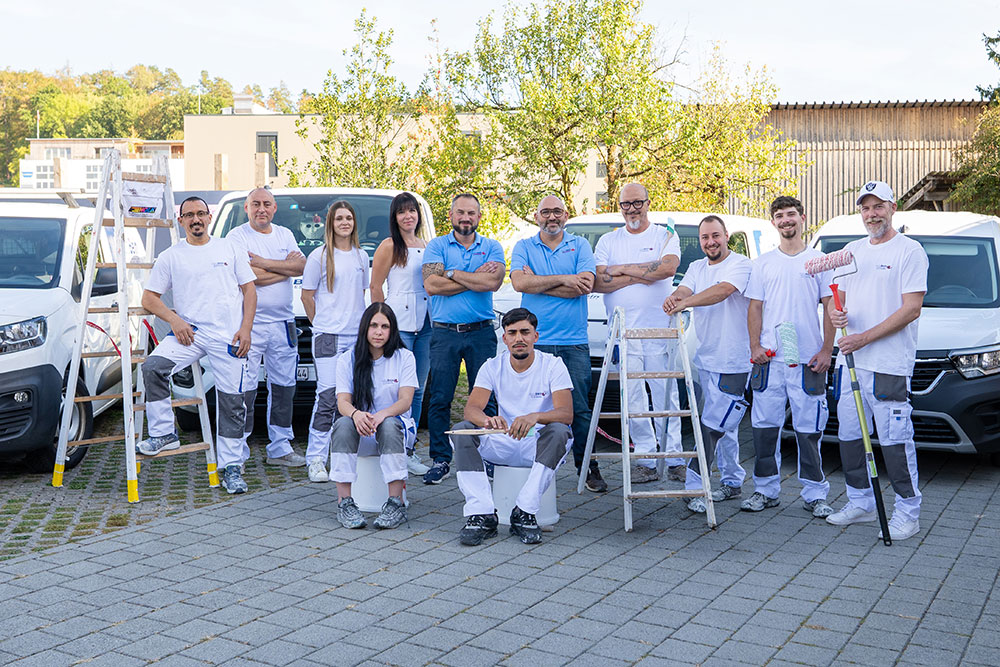 Team der Aldo Bein GmbH vor den Firmenfahrzeugen