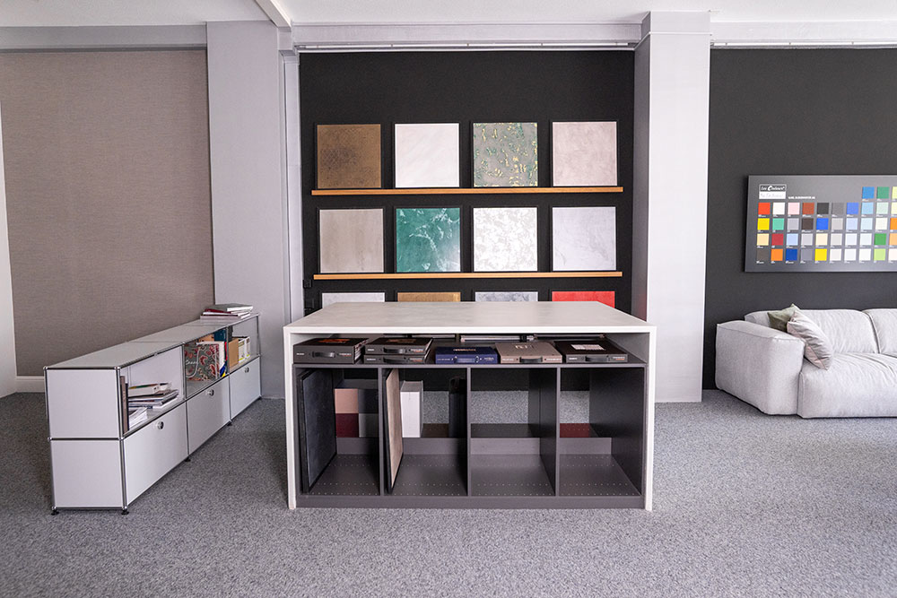 Showroom mit Musterplatten, Materialkollektionen und Farbtafel