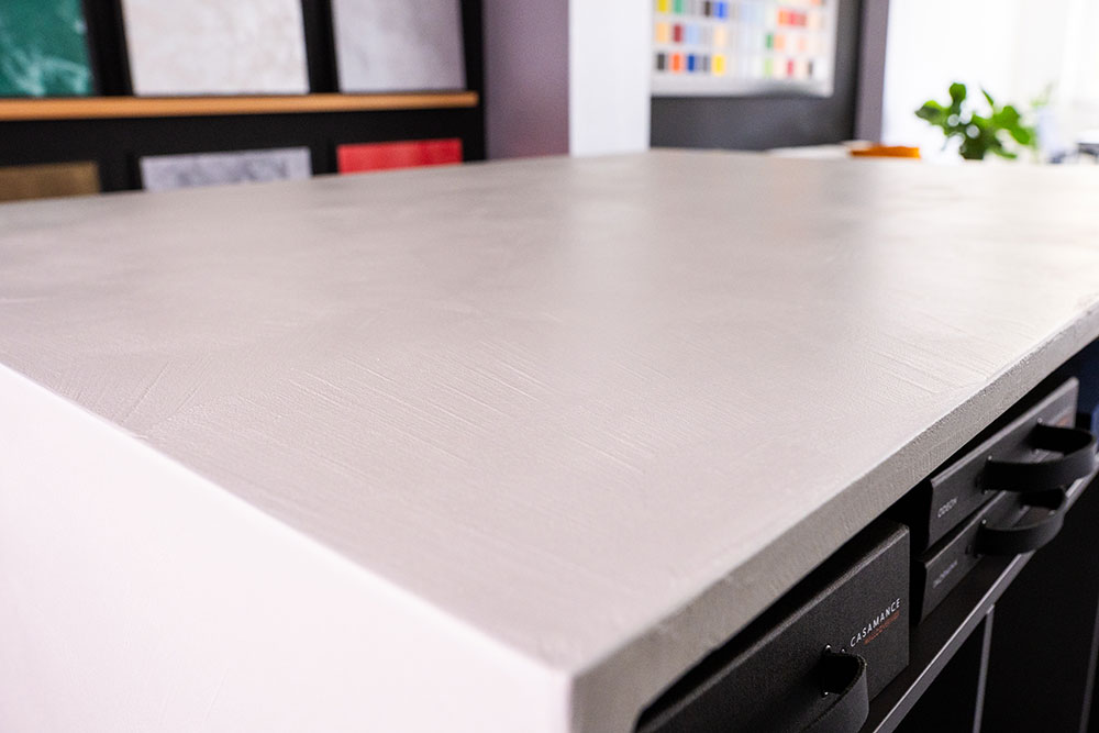 Fugenlose Microcement-Oberfläche an einem Tisch im Showroom