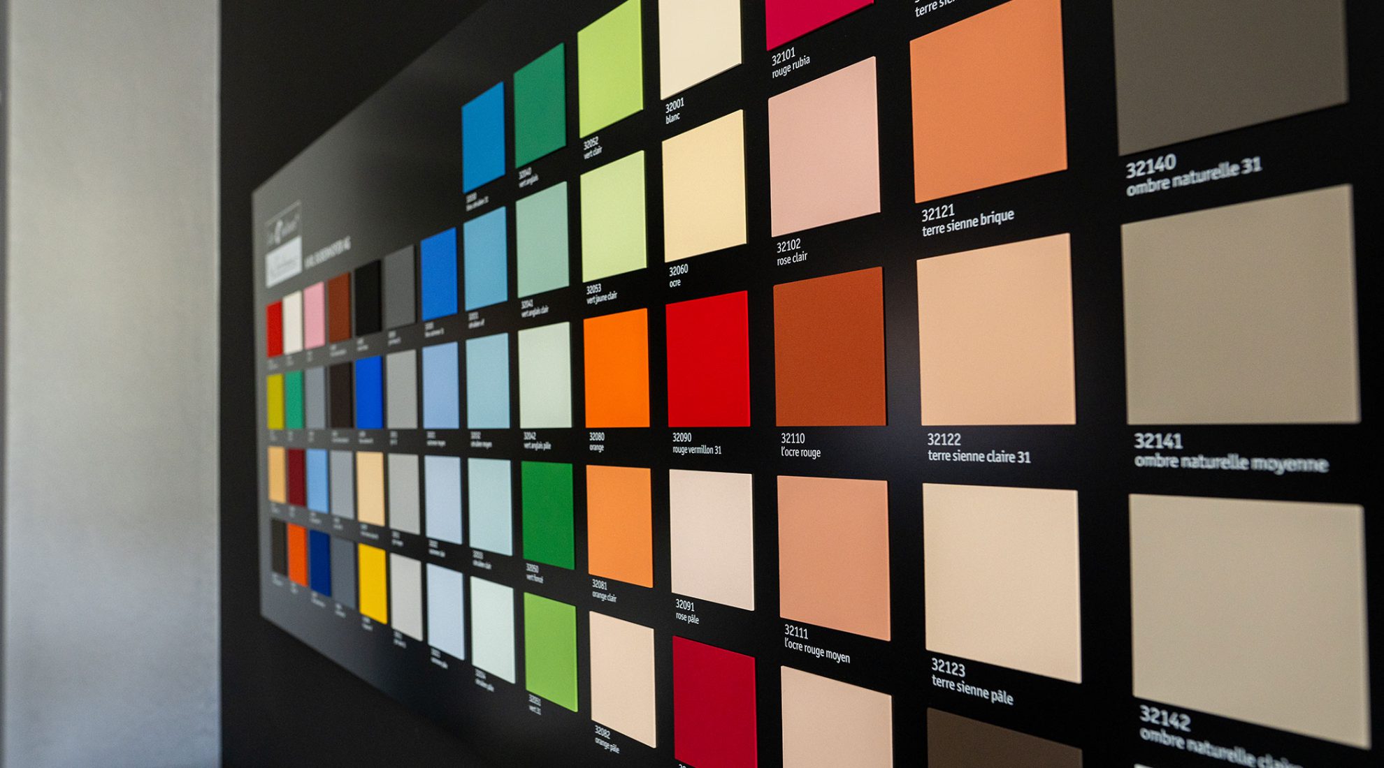Wand mit Farbtafel im Showroom
