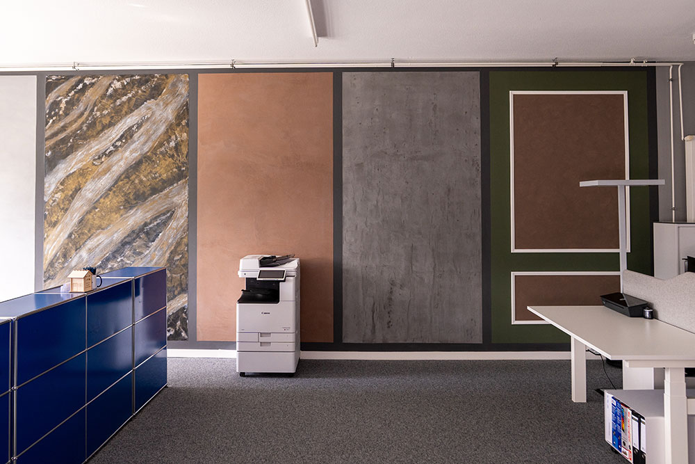 Musterwand mit dekorativen Techniken in Metallic-, Rost- und Betonoptik
